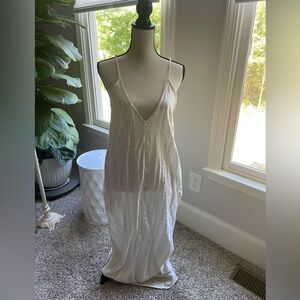 Elan Woman’s Maxi with pockets in SZ L in gently used condition